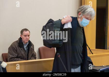 Der Angeklagte Karel B. (L) und Rechtsanwalt Alex Vanbets (R), die während der Juristenverfassung für das Assizes-Verfahren gegen Karel B. vor dem Gericht Limburg in Tongeren am Dienstag, den 15. Februar 2022, abgebildet wurden. Zehn Monate nach dem Tod seiner Frau Annick Haesevoets landete Karel B. am 7. Februar 2017 im Gefängnis. Erst dann wurde klar, warum die Frau im April 2016 gestorben war. Ein Glas Tiramisu, das sie gegessen hatte, stellte sich heraus, dass es große Dosen von Resten von Medikamenten, einschließlich Schlaftabletten, enthielt. Der Mann leugnet seine Beteiligung vehement. Seit Februar 2018 durfte er mit einem Knöchel nach Hause gehen Stockfoto