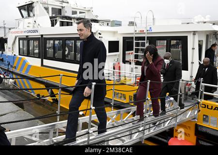 Ministerpräsident Alexander De Croo zeigte sich bei einem Besuch im Hafen von Antwerpen und der Wasserstofftankstelle am Mittwoch, den 16. Februar 2022 in Antwerpen. Dank seiner Wüsten, die eine große Kapazität für Solar- und Windenergie bieten, möchte Namibia eine Vorreiterrolle im Bereich der Energiewende spielen. In dieser Hinsicht sind die namibischen Behörden neugierig auf die Speicherkapazitäten, die grüner Wasserstoff bietet, und auf die belgischen Technologien. BELGA FOTO DIRK WAEM Stockfoto