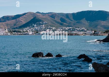 Küstenlandschaft mit einigen Felsen am Rand des blauen Mittelmeers an der Costa Brava Stockfoto