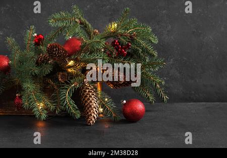 Weihnachtshintergrund, Weihnachtsbrunch mit Spielzeug auf dunklem Hintergrund, Kopierbereich Stockfoto