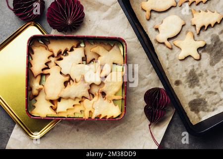 Weihnachtlich geformte Lebkekse in einer Schachtel. Stockfoto