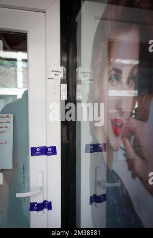 Die Abbildung zeigt die Szene, in der die 58-jährige Lucia V. von ihrem Partner getötet wurde, in der Rue de la Station in Jumet, Samstag, den 19. Februar 2022. BELGA PHOTO VIRGINIE LEFOUR Stockfoto