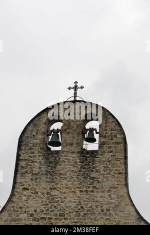 Zwei Glocken in einer alten Hausfassade Stockfoto