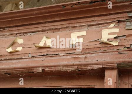 Verwitterte Schrift auf einem alten Straßencafé Stockfoto