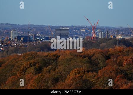 Ein Blick auf die Skyline von Leeds City an einem Herbsttag vom Tempel Newsam in West Yorkshire, Großbritannien Stockfoto