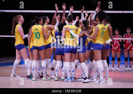 ANKARA, TURKIYE - 13. JULI 2022: Brasilianische Spieler feiern Sieg im VNL-Viertelfinale in Japan in der Ankara Arena Stockfoto