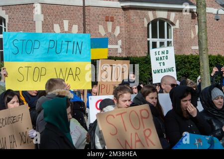 Abbildung Bild, das während einer friedlichen Protestaktion vor dem russischen Generalkonsulat aufgenommen wurde, um Frieden in der Ukraine zu fordern, in Antwerpen, Freitag, den 25. Februar 2022. Russland hat mehrere ukrainische Regionen überfallen und bombardiert die Stadt Kiew (Kiew). BELGA FOTO JONAS ROOSENS Stockfoto