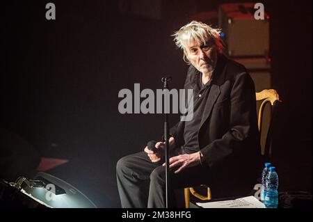 Der belgische Sänger Arno Hintjens tritt am Freitag, den 25. Februar 2022, im Konzertsaal Kursaal in Oostende auf. Arno (Arnold Hintjens) tritt in einer Reihe belgischer Konzerte in der Stadt Oostende auf, in der er geboren wurde. 2019 gab Arno bekannt, dass bei ihm Pankreaskrebs diagnostiziert wurde. Seitdem ist er in Behandlung und musste frühere Konzerttouren verschieben. BELGA FOTO JONAS ROOSENS Stockfoto