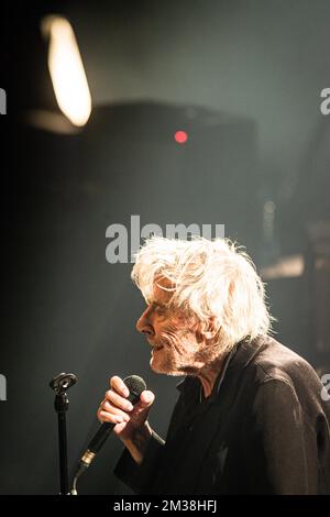 Der belgische Sänger Arno Hintjens tritt am Freitag, den 25. Februar 2022, im Konzertsaal Kursaal in Oostende auf. Arno (Arnold Hintjens) tritt in einer Reihe belgischer Konzerte in der Stadt Oostende auf, in der er geboren wurde. 2019 gab Arno bekannt, dass bei ihm Pankreaskrebs diagnostiziert wurde. Seitdem ist er in Behandlung und musste frühere Konzerttouren verschieben. BELGA FOTO JONAS ROOSENS Stockfoto