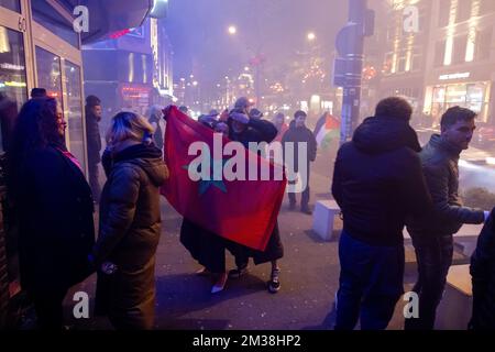 ROTTERDAM: Marokkanische Fußballfans nach dem Halbfinalspiel zwischen Marokko und Frankreich bei der Weltmeisterschaft in Katar. ANP JEFFREY GROENEWEG niederlande raus - belgien raus Stockfoto