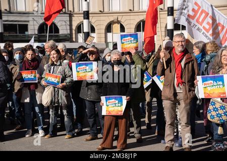 Die Abbildung zeigt die Meldung „PEACE. Beenden Sie die Zusammenkunft der Ukraine, um Frieden in der Ukraine zu fordern, am Samstag, den 26. Februar 2022 in Brüssel. Russland hat mehrere ukrainische Regionen überfallen und bombardiert die Stadt Kiew (Kiew). BELGA FOTO JULIETTE BRUYNSEELS Stockfoto