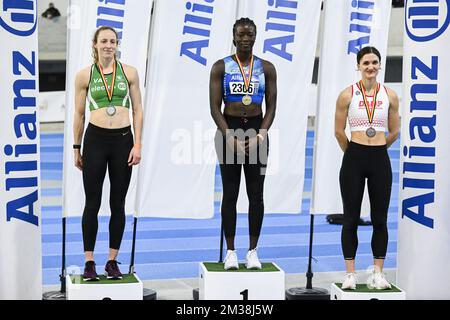 Belgische Noor Vidts, die belgische Anne Zagre und die luxemburgische Victoria Rausch wurden während der belgischen Hallenathletik-Meisterschaft am Samstag, den 26. Februar 2022, in Louvain-la-Neuve auf dem Podium abgebildet. BELGA FOTO LAURIE DIEFFEMBACQ Stockfoto