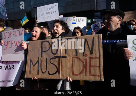 Abbildung zeigt eine Protestaktion bei der Ständigen Mission der Russischen Föderation bei den Vereinten Nationen, in der dringend gefordert wurde, den Krieg in der Ukraine am Samstag, den 26. Februar 2022 in Brüssel zu beenden. Russland hat mehrere ukrainische Regionen überfallen und bombardiert die Stadt Kiew (Kiew). BELGA FOTO JULIETTE BRUYNSEELS Stockfoto