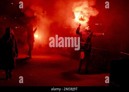 ROTTERDAM: Marokkanische Fußballfans nach dem Halbfinalspiel zwischen Marokko und Frankreich bei der Weltmeisterschaft in Katar. ANP JEFFREY GROENEWEG Stockfoto