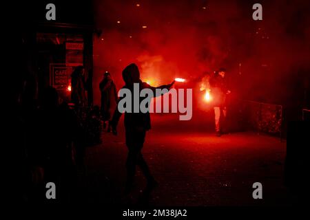 ROTTERDAM: Marokkanische Fußballfans nach dem Halbfinalspiel zwischen Marokko und Frankreich bei der Weltmeisterschaft in Katar. ANP JEFFREY GROENEWEG niederlande raus - belgien raus Stockfoto