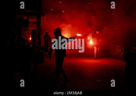 ROTTERDAM: Marokkanische Fußballfans nach dem Halbfinalspiel zwischen Marokko und Frankreich bei der Weltmeisterschaft in Katar. ANP JEFFREY GROENEWEG Stockfoto