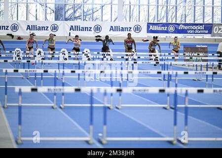 Belgischer Lynn Beck, belgischer Noor Vidts, Victoria Rausch in Luxemburg, belgische Anne Zagre, belgischer Nafissatou Nafi Thiam, belgischer Angel Agwazie und belgische Emma De Naeyer, die während der belgischen Hallensportmeisterschaft am Samstag, den 26. Februar 2022 in Louvain-la-Neuve in Aktion gezeigt wurden. BELGA FOTO LAURIE DIEFFEMBACQ Stockfoto