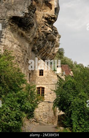 Steinhaus, erbaut vor einem Felsen in Frankreich Stockfoto