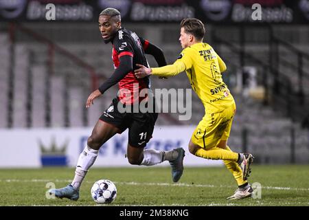 Rwdms Thomas Ephestion und Lierses Tibeau Swinnen wurden in Aktion während eines Fußballspiels zwischen RWD Molenbeek und Lierse Kempenzonen am Sonntag, den 27. Februar 2022 in Brüssel, am 22. Tag der zweiten Liga der belgischen Fußballmeisterschaft „1B Pro League“, gezeigt. BELGA FOTO LAURIE DIEFFEMBACQ Stockfoto