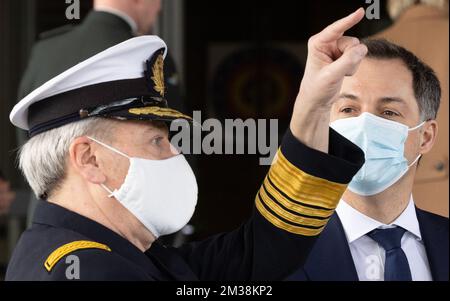 Der Generalstabschef, Amiral Michel Hofman und Premierminister Alexander De Croo, bildeten vor einem Besuch des belgischen Königs im Hauptquartier der belgischen Verteidigung in Evere ein Bild mit einer Unterrichtung über die Lage der russischen Invasion in der Ukraine am Dienstag, den 01. März 2022 in Brüssel. BELGA FOTO BENOIT DOPPPAGNE Stockfoto