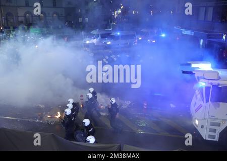 Das Bild zeigt die Polizei bei kleinen Unruhen in den Straßen der Brüsseler Innenstadt, nachdem Marokko das Halbfinalspiel Marokko gegen Frankreich verloren hatte, bei der FIFA-Weltmeisterschaft 2022 am Mittwoch, den 14. Dezember 2022. BELGA FOTO JAMES ARTHUR GEKIERE Stockfoto