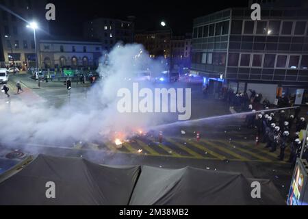 Das Bild zeigt die Polizei bei kleinen Unruhen in den Straßen der Brüsseler Innenstadt, nachdem Marokko das Halbfinalspiel Marokko gegen Frankreich verloren hatte, bei der FIFA-Weltmeisterschaft 2022 am Mittwoch, den 14. Dezember 2022. BELGA FOTO JAMES ARTHUR GEKIERE Stockfoto