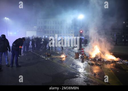 Das Bild zeigt die Polizei bei kleinen Unruhen in den Straßen der Brüsseler Innenstadt, nachdem Marokko das Halbfinalspiel Marokko gegen Frankreich verloren hatte, bei der FIFA-Weltmeisterschaft 2022 am Mittwoch, den 14. Dezember 2022. BELGA FOTO JAMES ARTHUR GEKIERE Stockfoto