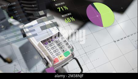 Bild der Verarbeitung von Statistiken und Finanzdaten über das Zahlungsterminal. Globales Finanz-, Geschäfts- und Datenverarbeitungskonzept, digital generierte Bilder Stockfoto