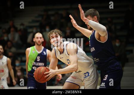 Jesse Waleson von Mechelen und Asbjorn Midtgaard von Leiden kämpfen um den Ball während eines Basketballspiels zwischen den Kangoeroes Mechelen und ZZ Leiden am Freitag, den 04. März 2022 in Mechelen, am ersten Tag der Elite Gold Cross-Border Phase der First Division Basketball Championships der „BNXT League“. In diesem zweiten Teil der belgischen und niederländischen Wettbewerbe werden sich die 5 besten Teilnehmer aus jedem Land treffen. BELGA PHOTO VIRGINIE LEFOUR Stockfoto