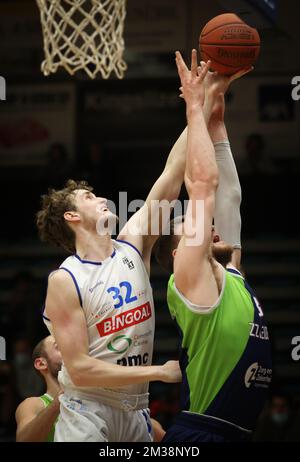 Jesse Waleson von Mechelen und Asbjorn Midtgaard von Leiden kämpfen um den Ball während eines Basketballspiels zwischen den Kangoeroes Mechelen und ZZ Leiden am Freitag, den 04. März 2022 in Mechelen, am ersten Tag der Elite Gold Cross-Border Phase der First Division Basketball Championships der „BNXT League“. In diesem zweiten Teil der belgischen und niederländischen Wettbewerbe werden sich die 5 besten Teilnehmer aus jedem Land treffen. BELGA PHOTO VIRGINIE LEFOUR Stockfoto