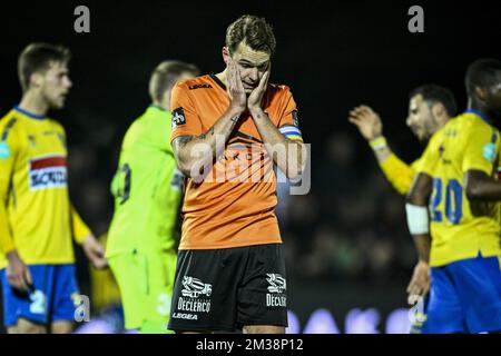 Deinzes Lennart Mertens sieht nach einem Fußballspiel zwischen KMSK Deinze und KVC Westerlo am Freitag, den 04. März 2022 in Deinze, am 23. Tag der zweiten Liga der belgischen Fußballmeisterschaft „1B Pro League“, deprimiert aus. BELGA FOTO JASPER JACOBS Stockfoto