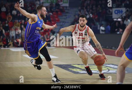 Suns' Stan Van Den Elzen und Spirous Mailand Samardzic kämpfen um den Ball während eines Basketballspiels zwischen Spirou Charleroi (Belgien) und Den Helder Suns (Niederlande), Freitag, den 11. März 2022 in Charleroi, am ersten Tag der Elite Silver Cross-Border Phase der First Division Basketball Championships der „BNXT League“. BELGA PHOTO VIRGINIE LEFOUR Stockfoto