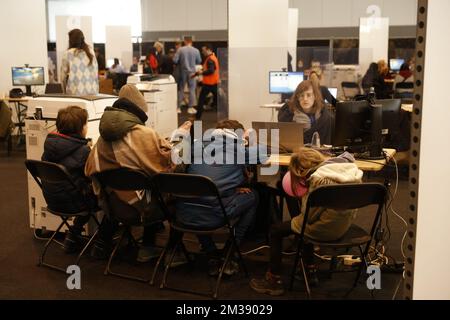 Die Menschen melden sich in einem Zentrum für die Registrierung ukrainischer Flüchtlinge an, in der Palace 8 Hall of Brussels expo, Montag, den 14. März 2022. Das Zentrum ist geöffnet, um Ukrainer aufzunehmen, die nach der russischen Invasion aus ihrem Land fliehen. BELGA FOTO JAMES ARTHUR GEKIERE Stockfoto