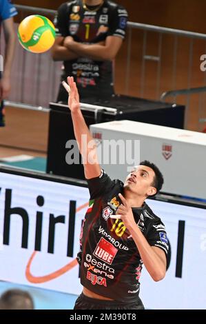 Civitanova Marche, Italien. 14.. Dezember 2022. Barthelemy Chinenyeze #10 (Cucine Lube Civitanova) während Cucine Lube Civitanova vs Tours VB, CEV Champions League Volleyballspiel in Civitanova Marche, Italien, Dezember 14 2022 Kredit: Independent Photo Agency/Alamy Live News Stockfoto