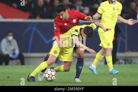 Chelsea's Jorginho und Lille's Benjamin Andre kämpfen um den Ball während der Rückkehrpartie des Finalspiels der A UEFA Champions League 1/8 zwischen der französischen Fußballmannschaft LOSC Lille und dem englischen Chelsea FC, Mittwoch, 16. März 2022 in Lille, Frankreich. BELGA PHOTO VIRGINIE LEFOUR Stockfoto