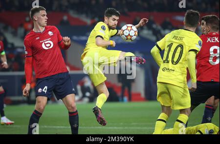 Sven Botman von Lille und Jorginho von Chelsea kämpfen um den Ball während der Rückkehrpartie des Finalspiels der A UEFA Champions League 1/8 zwischen der französischen Fußballmannschaft LOSC Lille und dem englischen Chelsea FC, Mittwoch, 16. März 2022 in Lille, Frankreich. BELGA PHOTO VIRGINIE LEFOUR Stockfoto