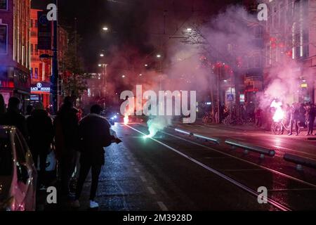 ROTTERDAM: Marokkanische Fußballfans nach dem Halbfinalspiel zwischen Marokko und Frankreich bei der Weltmeisterschaft in Katar. ANP JEFFREY GROENEWEG niederlande raus - belgien raus Stockfoto