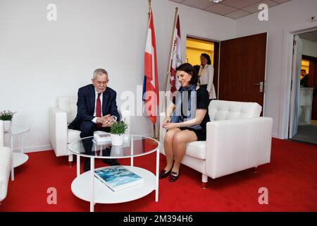 Der österreichische Präsident Alexander Van der Bellen und Bundesminister für EU und Verfassung im österreichischen Bundeskanzleramt Karoline Edtstadler, das bei einem Besuch des Europakolleges in Brügge, Teil des dreitägigen Staatsbesuchs des österreichischen Präsidenten und seiner Frau in Belgien am Dienstag, den 22. März 2022. BELGA FOTO KURT DESPLENTER Stockfoto