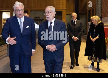 Prinz Laurent von Belgien, der österreichische Präsident Alexander Van der Bellen und Prinzessin Astrid und Prinz Lorenz von Belgien bildeten sich im Vorfeld einer Aufführung in Tour et Taxi in Brüssel, Teil des dreitägigen Staatsbesuchs des österreichischen Präsidenten und seiner Frau in Belgien am Dienstag, den 22. März 2022. BELGA FOTO BENOIT DOPPPAGNE Stockfoto