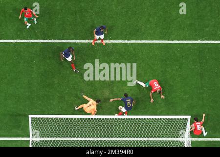 Al Khor, Qatar. 14th Dec, 2022. Jules Kounde (3rd R) of France tries to block during the Semifinal match between France and Morocco of the 2022 FIFA World Cup at Al Bayt Stadium in Al Khor, Qatar, Dec. 14, 2022. Credit: Li Ming/Xinhua/Alamy Live News Stockfoto
