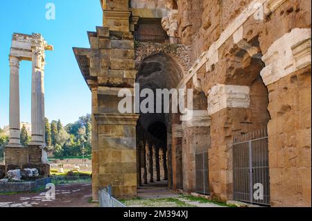 Rechts Außenmauer von Marcellustheater, links Säulen Ruine von Apollotempel, Rom, Lazium, Italien, Europa Stockfoto