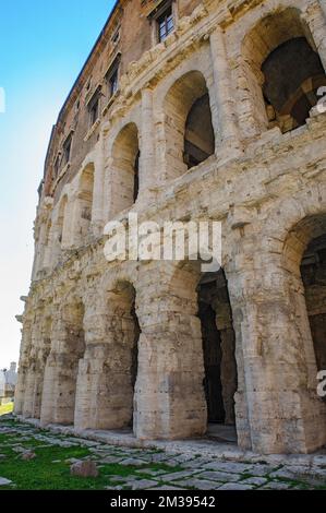 Rechts Außenmauer von Marcellustheater, links Säulen Ruine von Apollotempel, Rom, Lazium, Italien, Europa Stockfoto