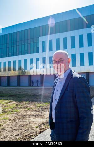 Professor Pierre Van Damme posiert für den Fotografen auf einer Pressekonferenz der Universität UAntwerpen, um Vaccinopolis, eine neue Testeinrichtung für Kandidatenimpfstoffe, am Campus Drie Eiken der Universität Antwerpen (UAntwerpen) vorzustellen. Gemeinsam mit Partnern wie dem Institut für Tropische Medizin und den Krankenhäusern der Region möchte die Universität es zu einem „Ökosystem und Innovationszentrum für Pandemiebekämpfung“ machen., Freitag, 25. März 2022. BELGA FOTO JONAS ROOSENS Stockfoto