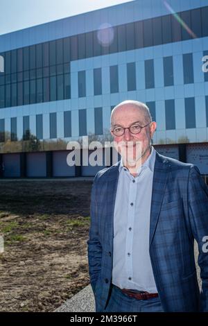 Professor Pierre Van Damme posiert für den Fotografen auf einer Pressekonferenz der Universität UAntwerpen, um Vaccinopolis, eine neue Testeinrichtung für Kandidatenimpfstoffe, am Campus Drie Eiken der Universität Antwerpen (UAntwerpen) vorzustellen. Gemeinsam mit Partnern wie dem Institut für Tropische Medizin und den Krankenhäusern der Region möchte die Universität es zu einem „Ökosystem und Innovationszentrum für Pandemiebekämpfung“ machen., Freitag, 25. März 2022. BELGA FOTO JONAS ROOSENS Stockfoto