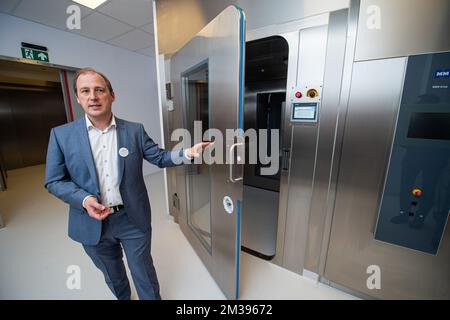 UZA Facility Manager Bart Van Meerbergen wird auf einer Pressekonferenz der Universität UAntwerpen gesehen, um Vaccinopolis, eine neue Testeinrichtung für Kandidatenimpfstoffe, am Campus Drie Eiken der Universität Antwerpen (UAntwerpen) zu präsentieren. Gemeinsam mit Partnern wie dem Institut für Tropische Medizin und den Krankenhäusern der Region möchte die Universität es zu einem „Ökosystem und Innovationszentrum für Pandemiebekämpfung“ machen., Freitag, 25. März 2022. BELGA FOTO JONAS ROOSENS Stockfoto