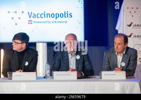 Architekt Roy Pype, Professor Pierre Van Damme und UZA Facility Manager Bart Van Meerbergen werden auf einer Pressekonferenz an der Universität UAntwerpen gesehen, um Vaccinopolis, eine neue Testeinrichtung für Kandidatenimpfstoffe, am Campus Drie Eiken der Universität Antwerpen (UAntwerpen) zu präsentieren. Gemeinsam mit Partnern wie dem Institut für Tropische Medizin und den Krankenhäusern der Region möchte die Universität es zu einem „Ökosystem und Innovationszentrum für Pandemiebekämpfung“ machen., Freitag, 25. März 2022. BELGA FOTO JONAS ROOSENS Stockfoto