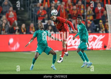 Burkina Fasos Cyrille Bayala und Belgiens Jason Denayer kämpfen um den Ball während eines freundlichen Fußballspiels zwischen der belgischen Nationalmannschaft The Red Devils und Burkina Faso am Dienstag, den 29. März 2022 in Anderlecht, Brüssel. BELGA FOTO BRUNO FAHY Stockfoto