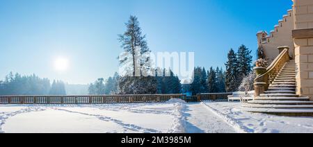 Die Winterschneelandschaft der Burg Pruhonice und des Podzamecky-Teiches im Pruhonice-Park am Prager Stadtrand, Tschechische Republik, 13. Dezember 2022. Stockfoto