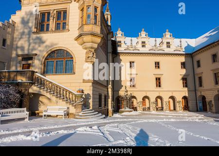 Die verschneite Winterlandschaft der Burg Pruhonice im Pruhonice Park am Prager Stadtrand, Tschechische Republik, 13. Dezember 2022. (CTK Photo/Libor Sojka) Stockfoto