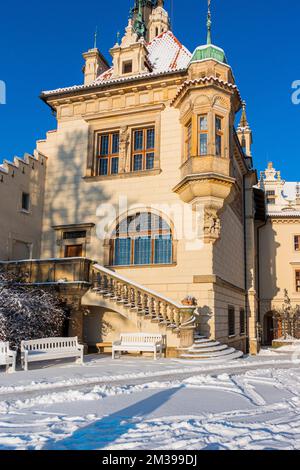 Die verschneite Winterlandschaft der Burg Pruhonice im Pruhonice Park am Prager Stadtrand, Tschechische Republik, 13. Dezember 2022. (CTK Photo/Libor Sojka) Stockfoto